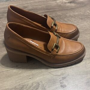 Like New Zodiac Tan Loafers